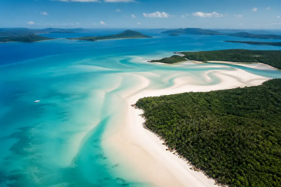 White sand and turquoise water in the Whitsunday Islands